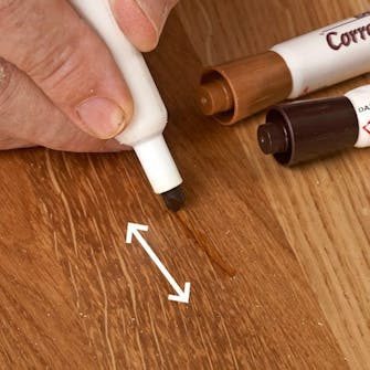 Syvä naarmu parketissa Syvä naarmu parketissa